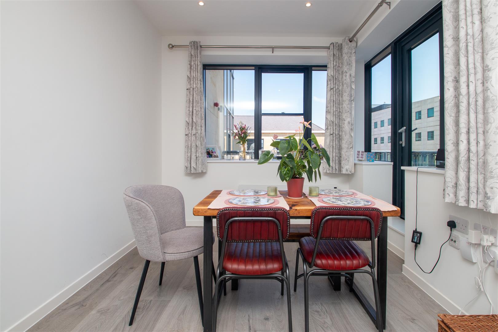 Flat Midsummer Boulevard in Central Milton Keynes