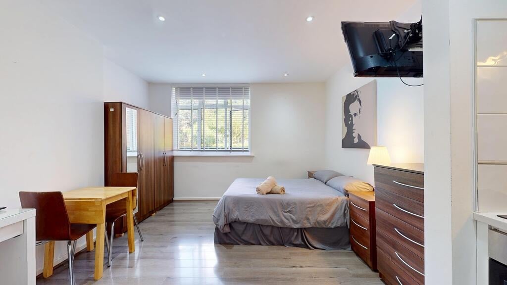 Flat Blenheim Gardens in Greater London