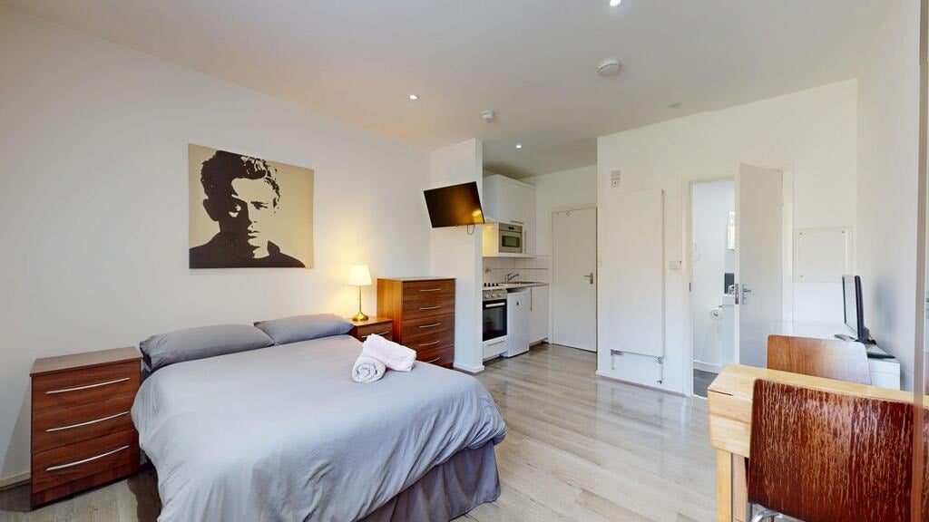Flat Blenheim Gardens in Greater London