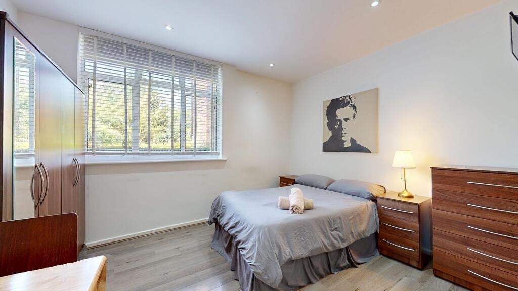 Flat Blenheim Gardens in Greater London