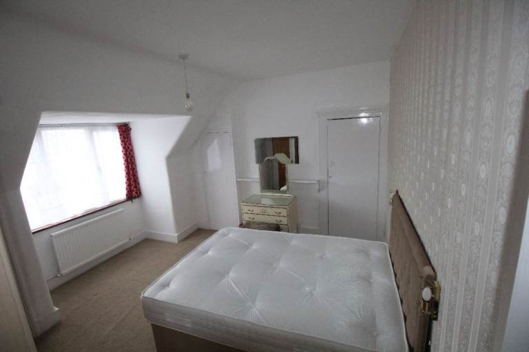 Flat Golders Green Crescent in Greater London