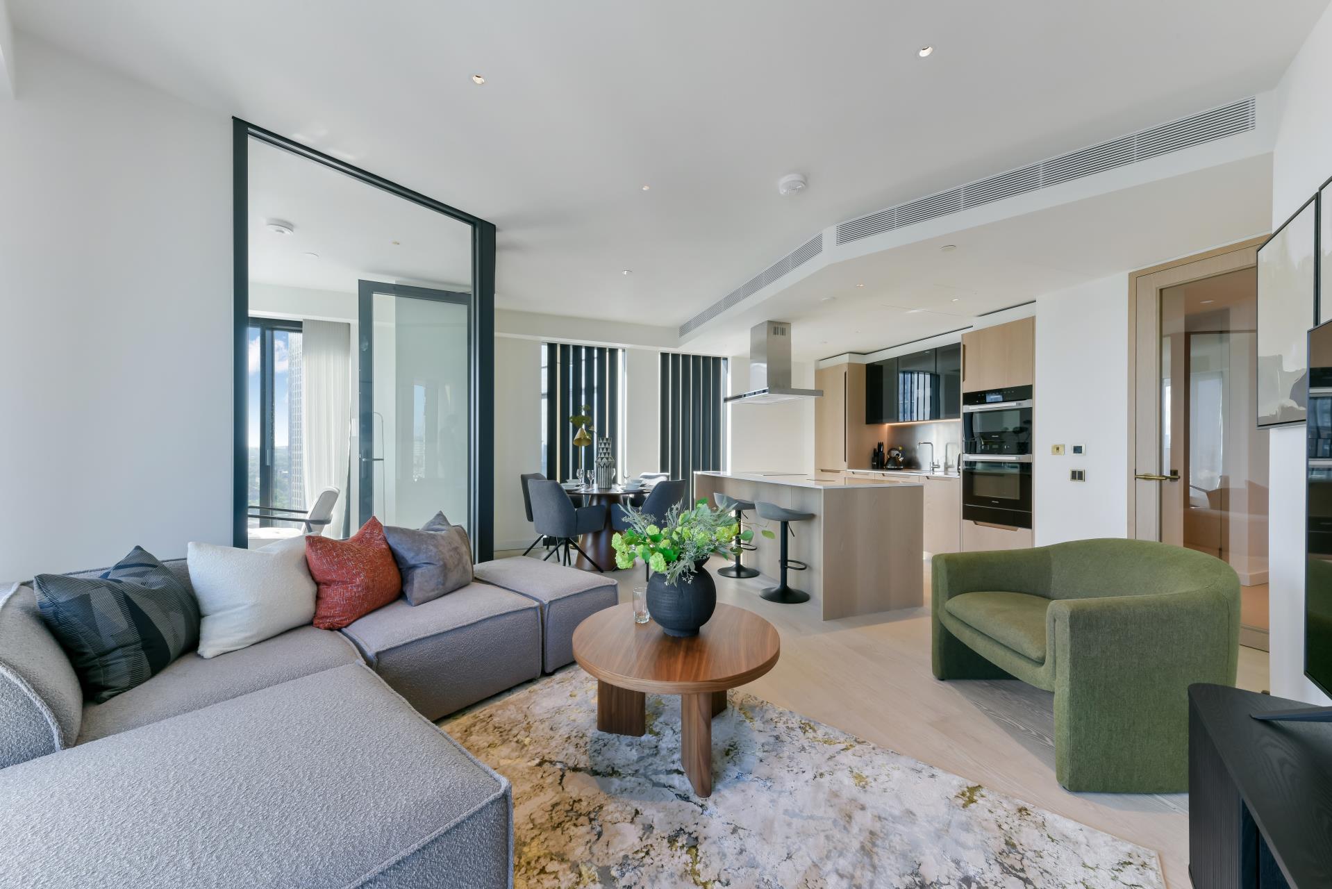Flat Nine Elms Lane in Greater London