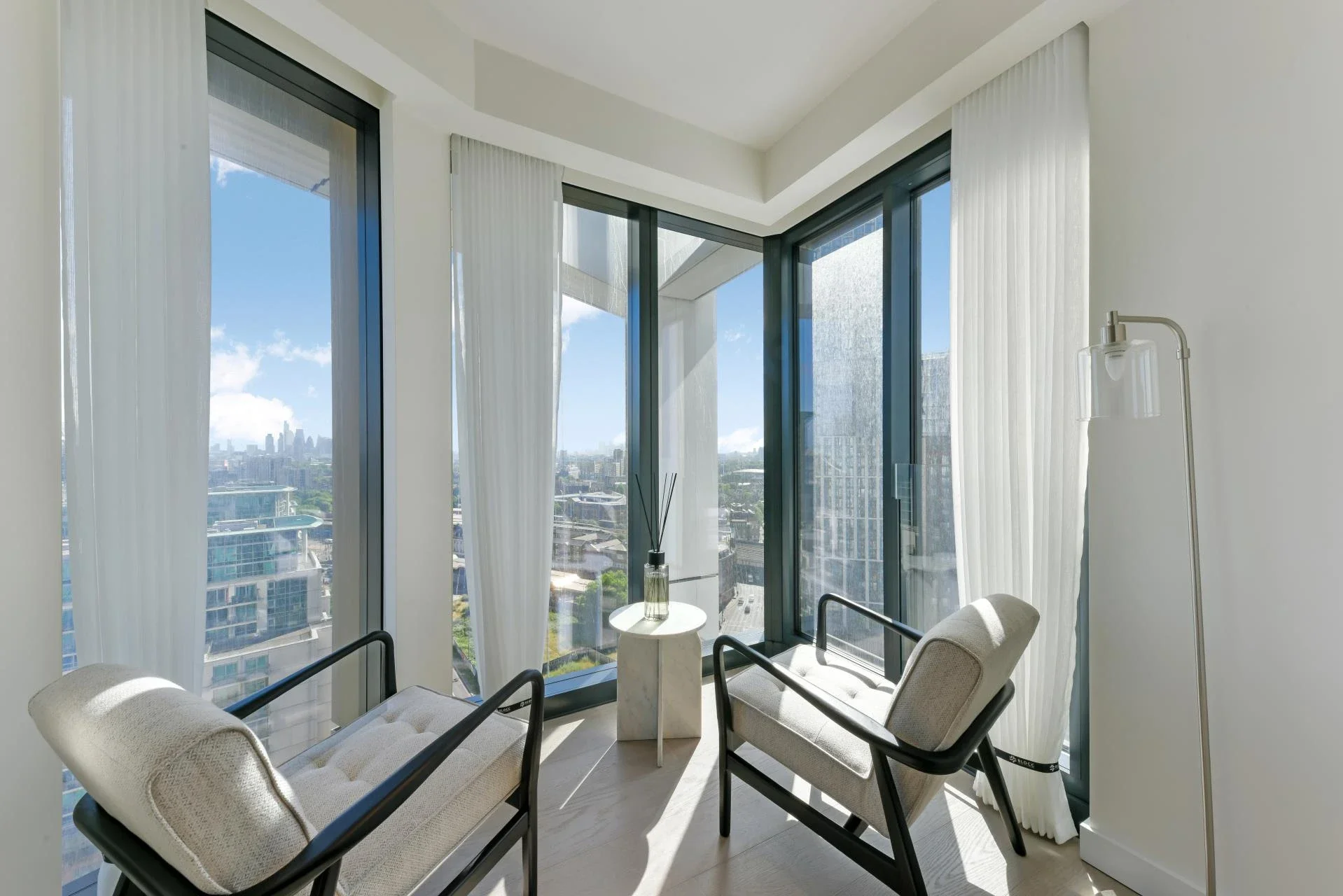 Flat Nine Elms Lane in Greater London
