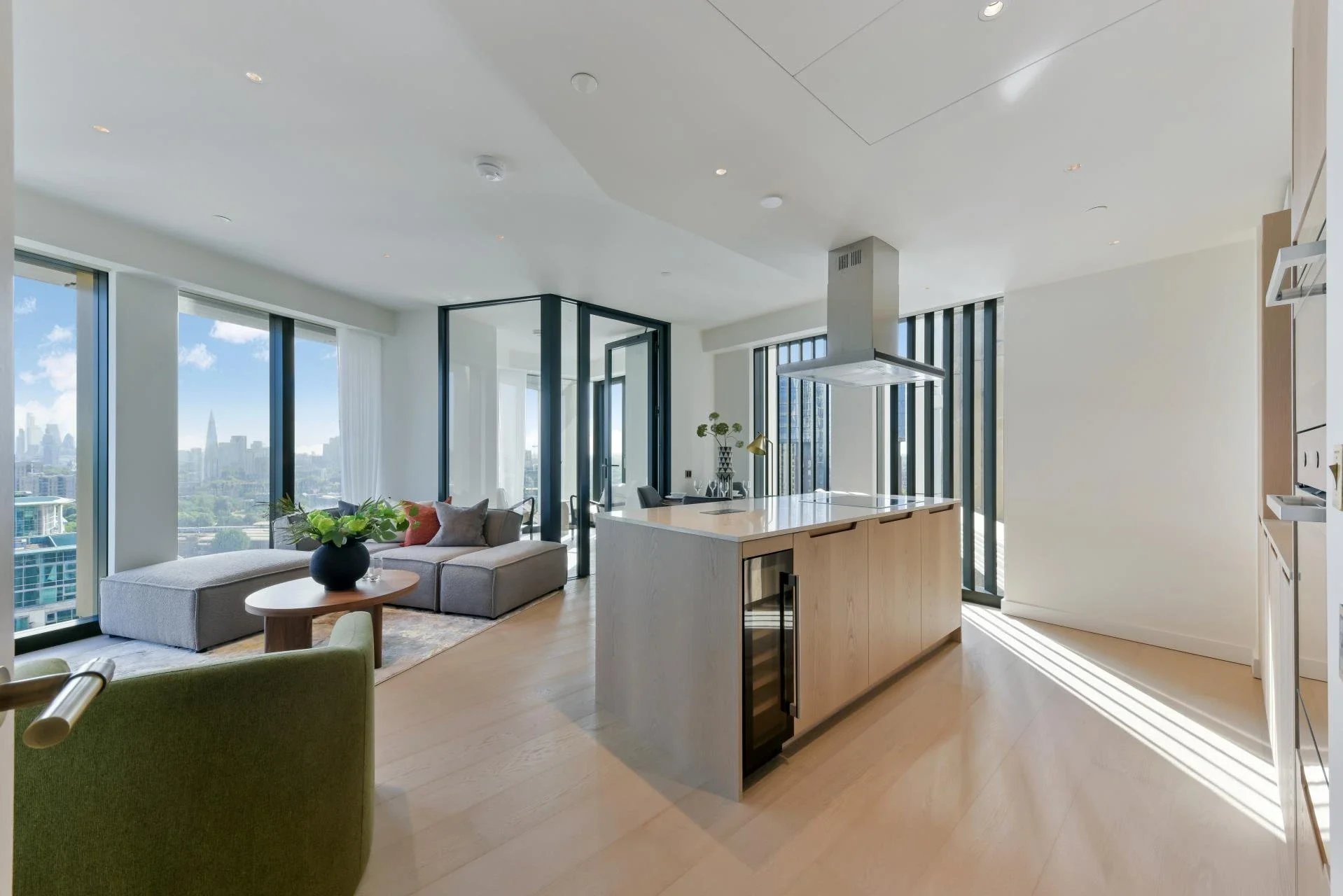 Flat Nine Elms Lane in Greater London