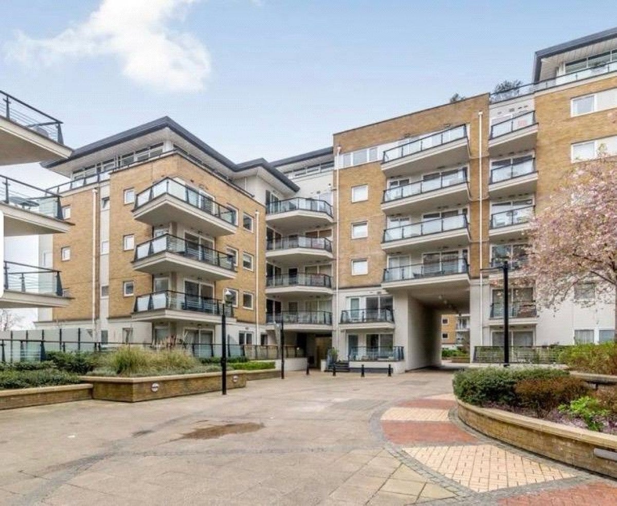 Flat Smugglers Way in Greater London