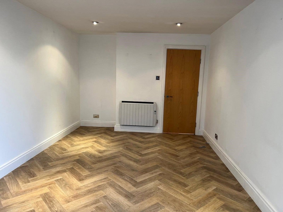 Flat Smugglers Way in Greater London