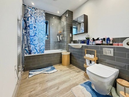 Flat Katherine Court in Greater London