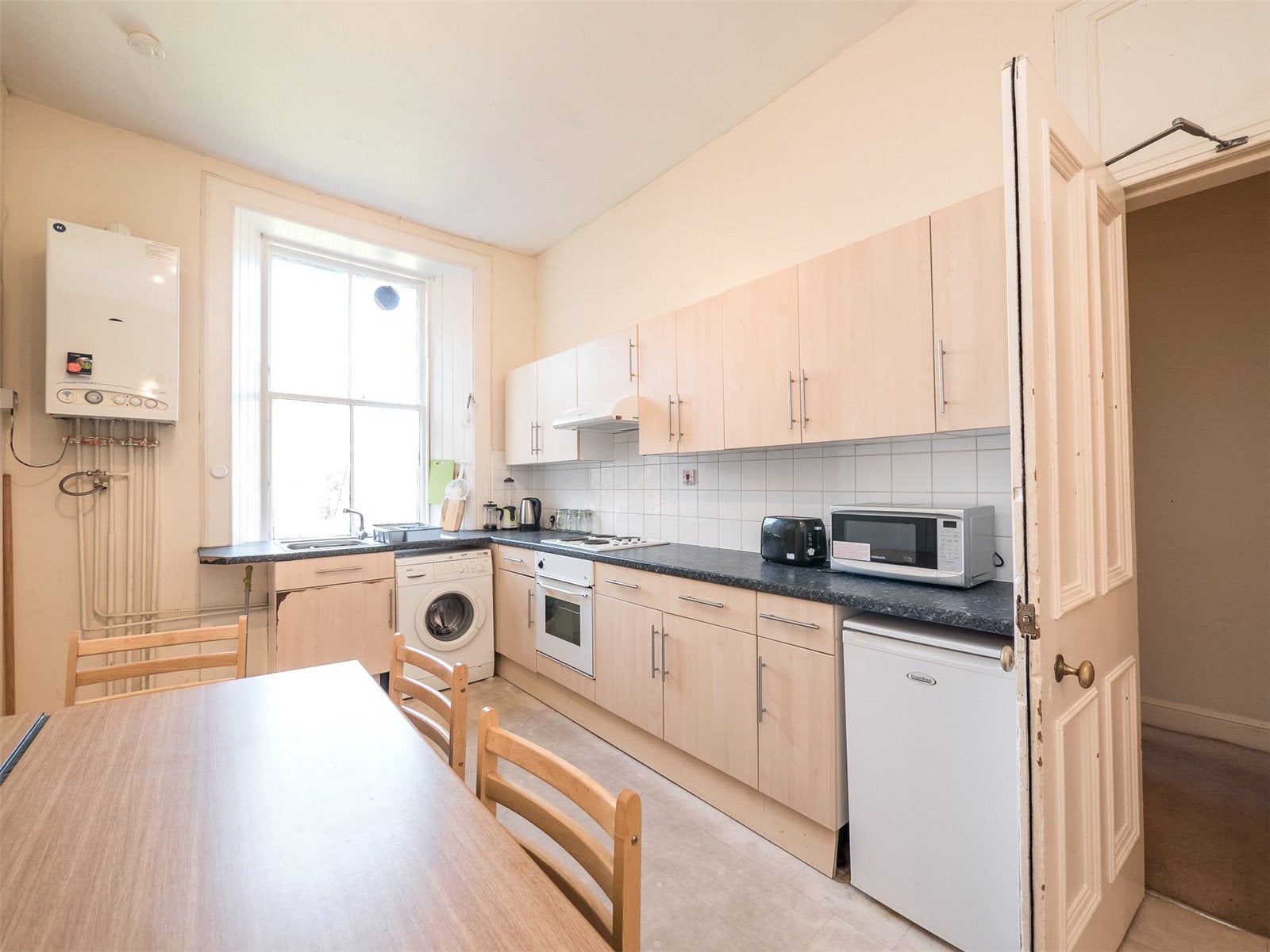 Flat Polwarth Gardens in City of Edinburgh