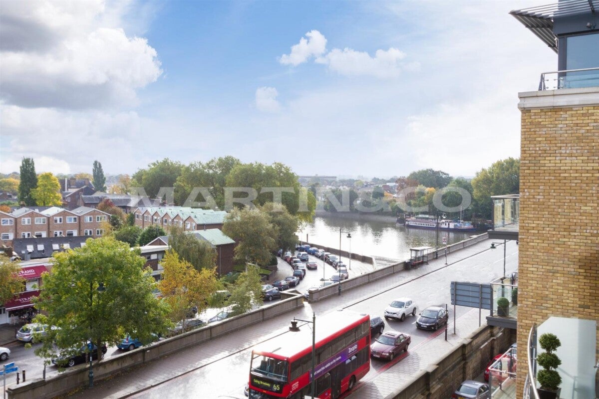 Flat Kew Bridge Road in Greater London