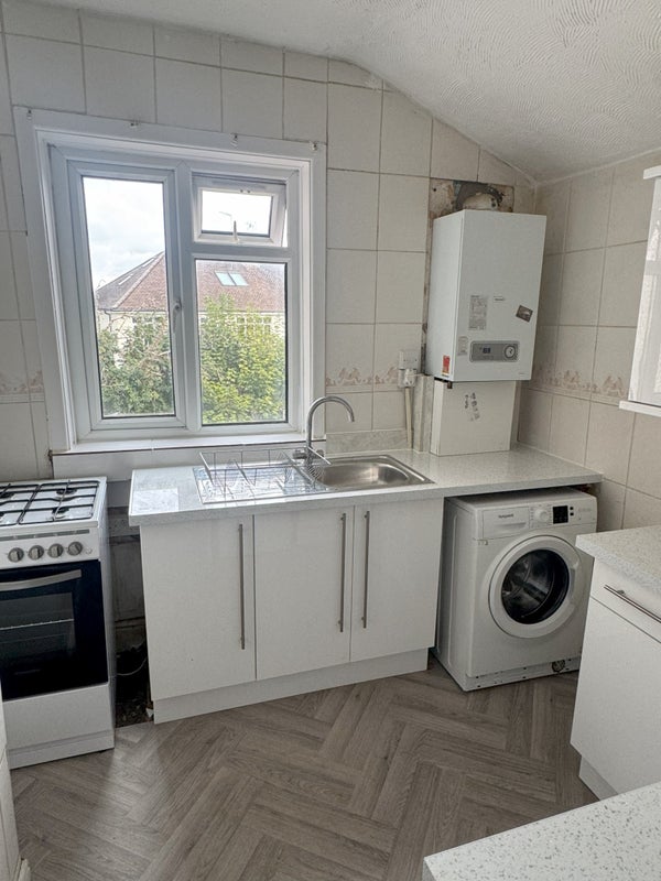 Room Downend Road in Bristol
