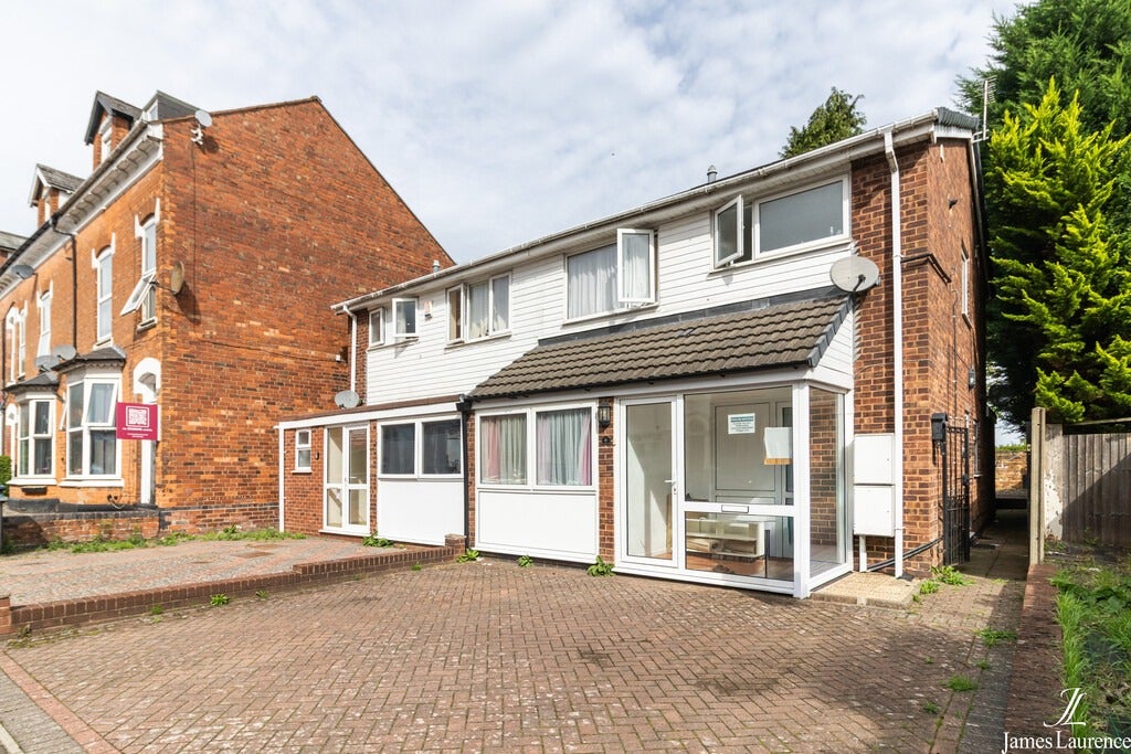 Flat Carlyle Road in Birmingham
