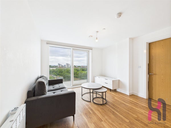 Flat Pomona Strand in Trafford