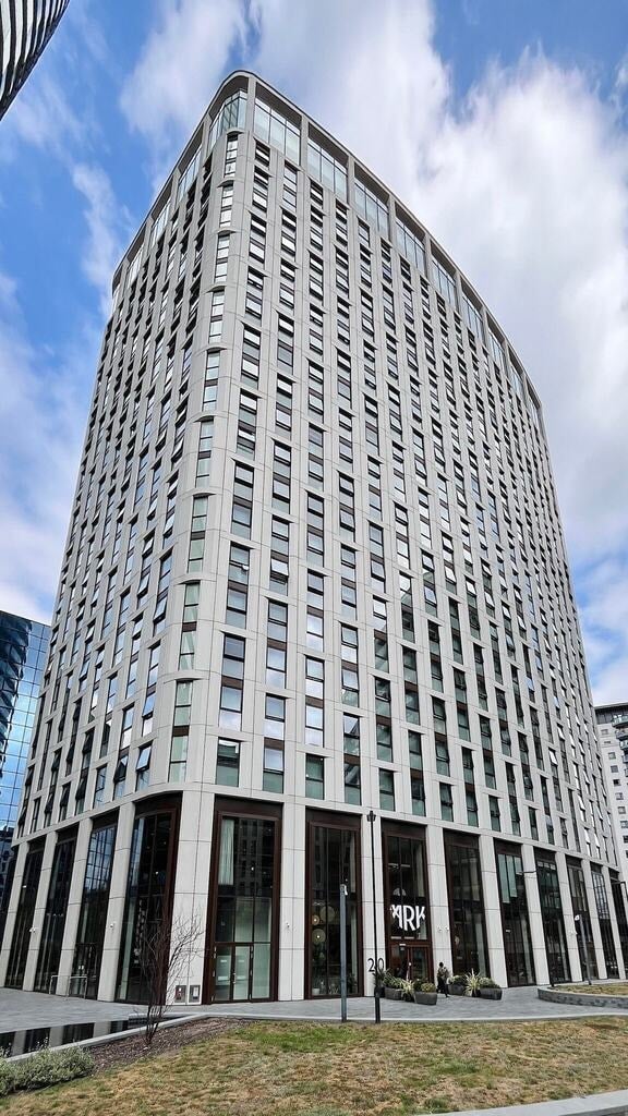 Flat Crossharbour Plaza in Greater London
