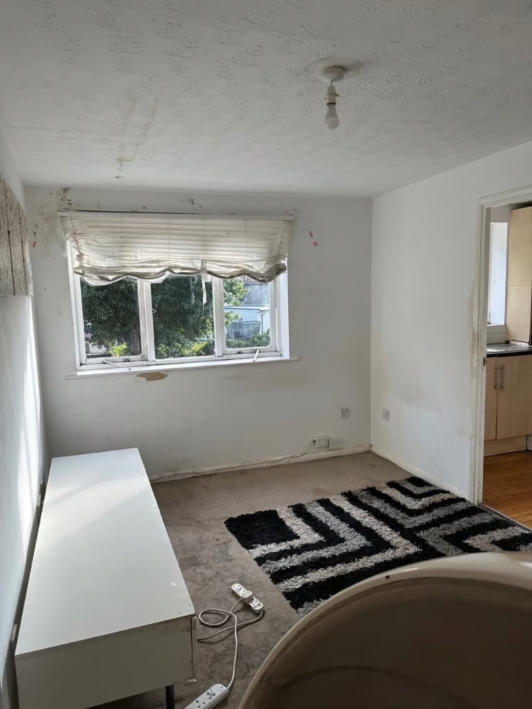 Flat Rainham Road South in Greater London