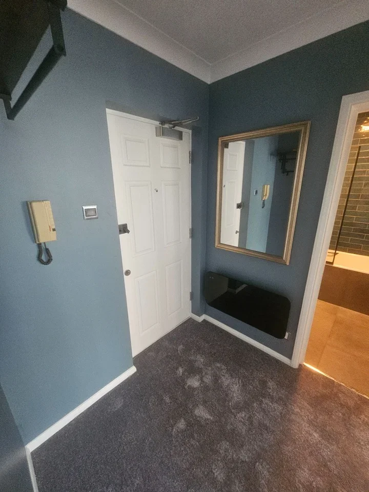 Flat Dolphin Court in Flackwell Heath