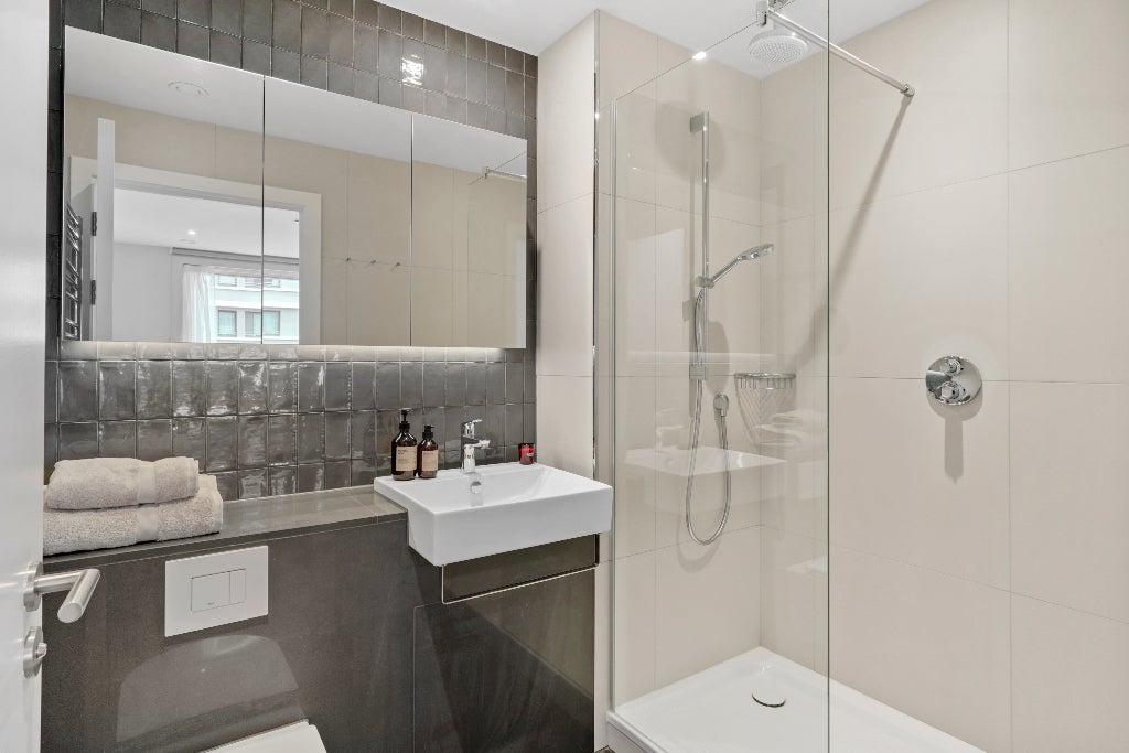 Flat Anthems Way in Greater London