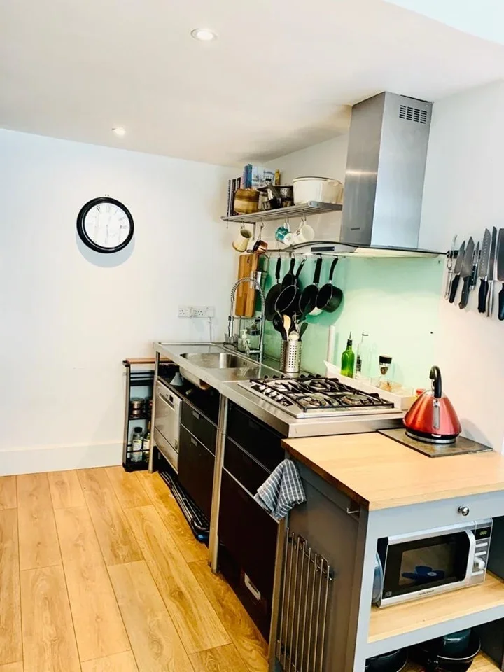 Flat Packington Street in Greater London