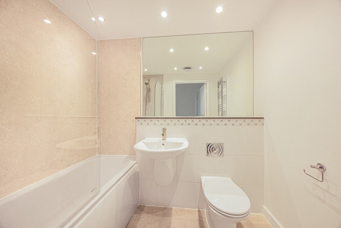 Flat Warton Road in Greater London