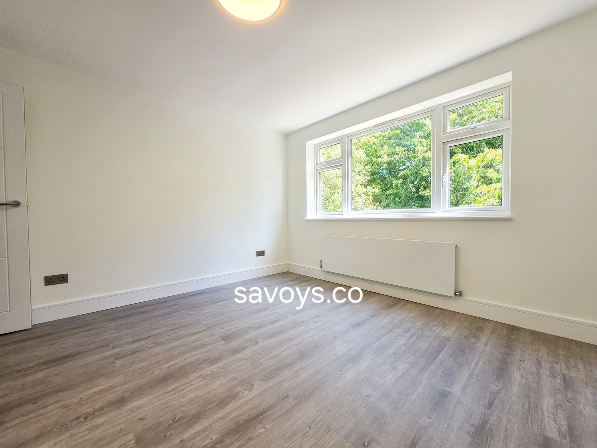 Flat Myddelton Park in Greater London