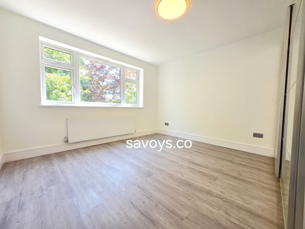 Flat Myddelton Park in Greater London