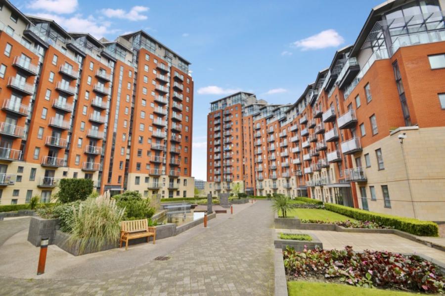Flat Whitehall Road in Leeds