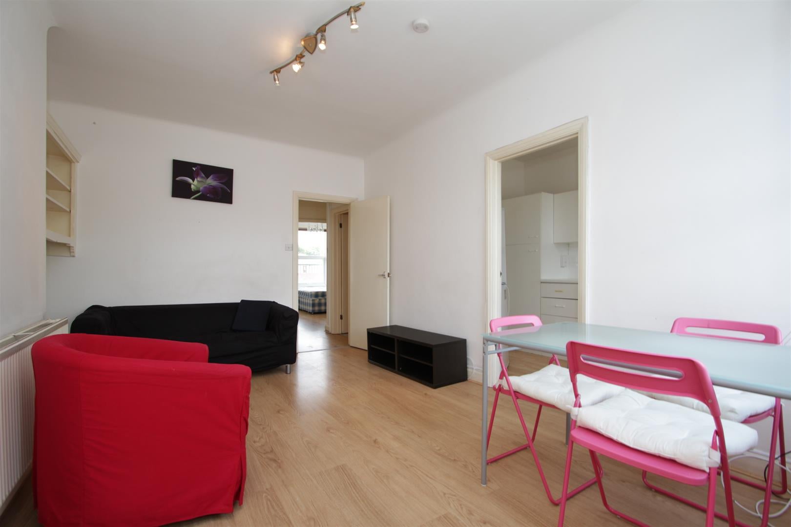 Flat Hendale Avenue in Greater London