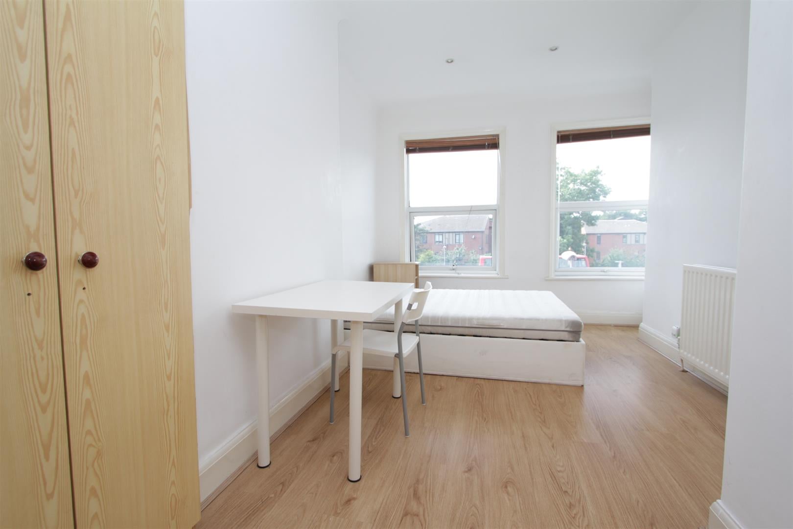 Flat Hendale Avenue in Greater London