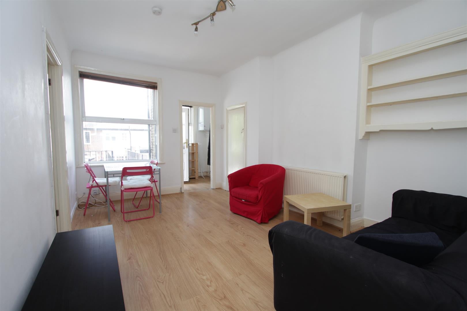 Flat Hendale Avenue in Greater London