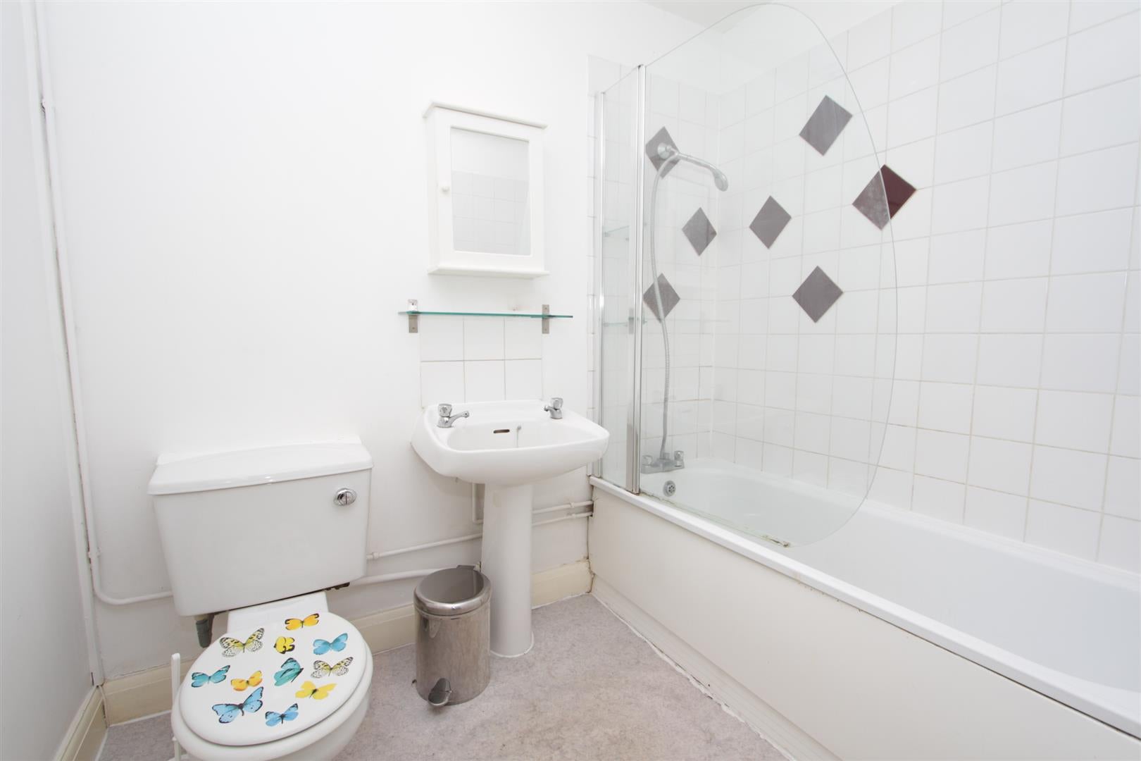 Flat Hendale Avenue in Greater London