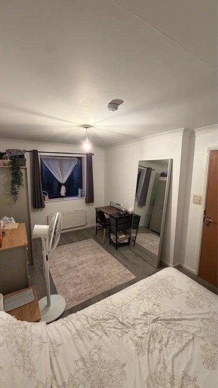 Room Oyster Row in Greater London