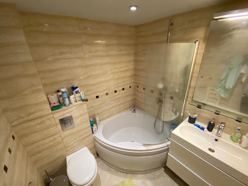 Room Erskine Crescent in Greater London