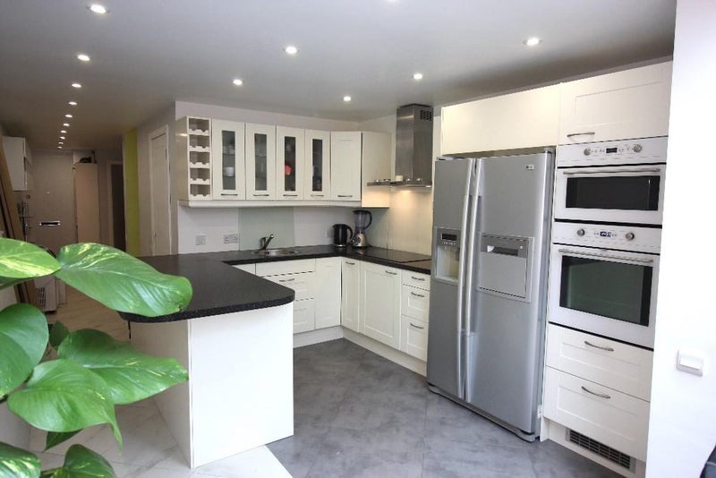 Room Erskine Crescent in Greater London
