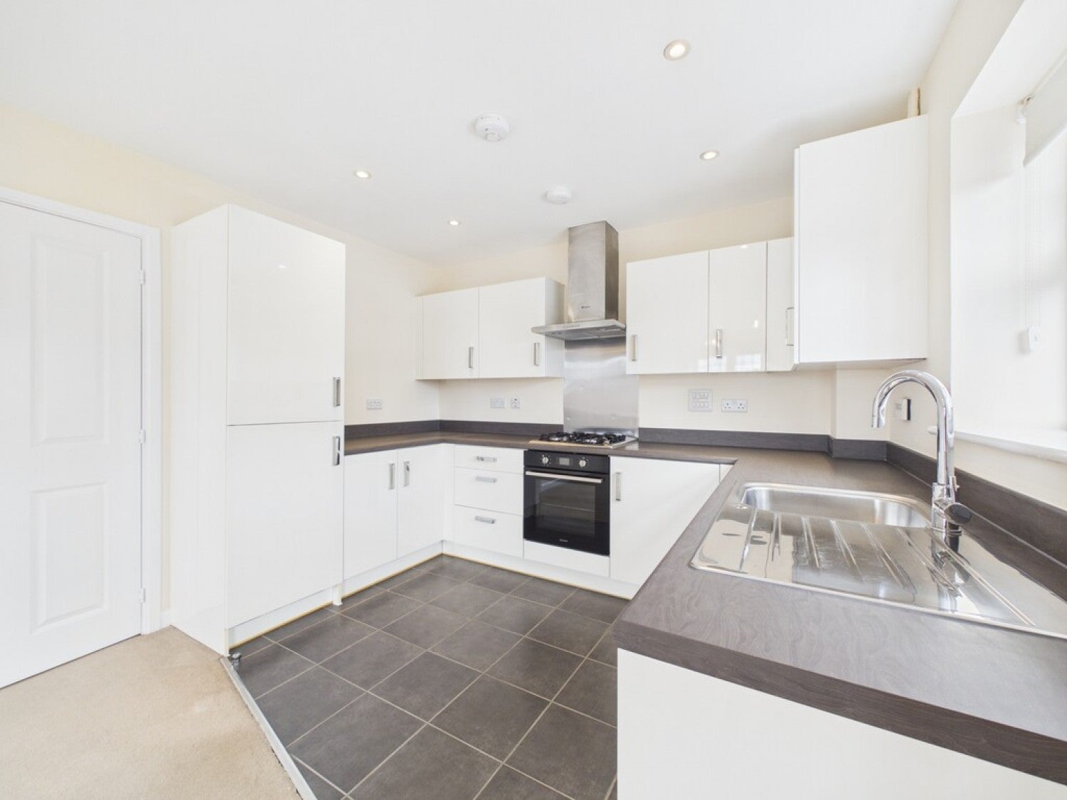 Flat Sargent Way in Horsham
