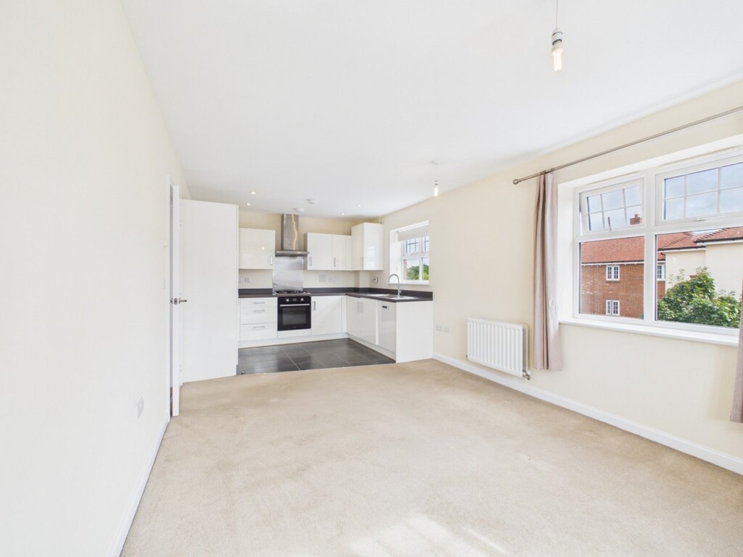 Flat Sargent Way in Horsham