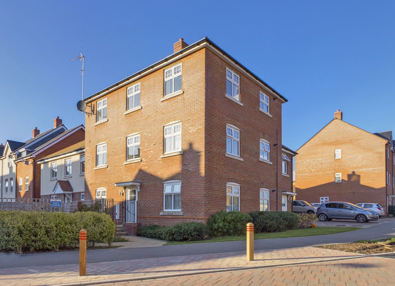 Flat Sargent Way in Horsham
