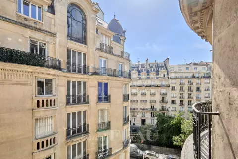 Appartement Rue Jean Richepin à Paris