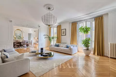 Appartement Rue Jean Richepin à Paris