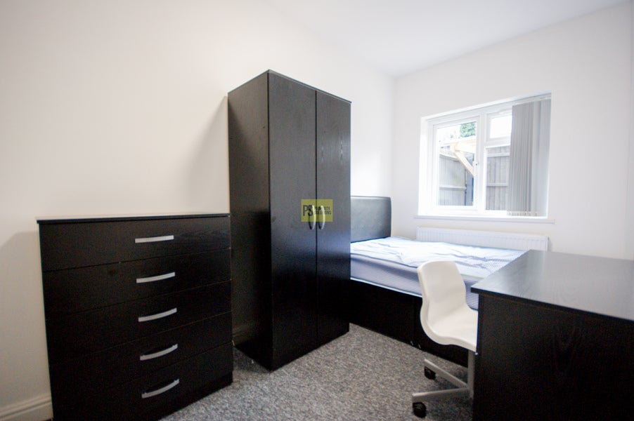 Room Dawlish Road in Birmingham