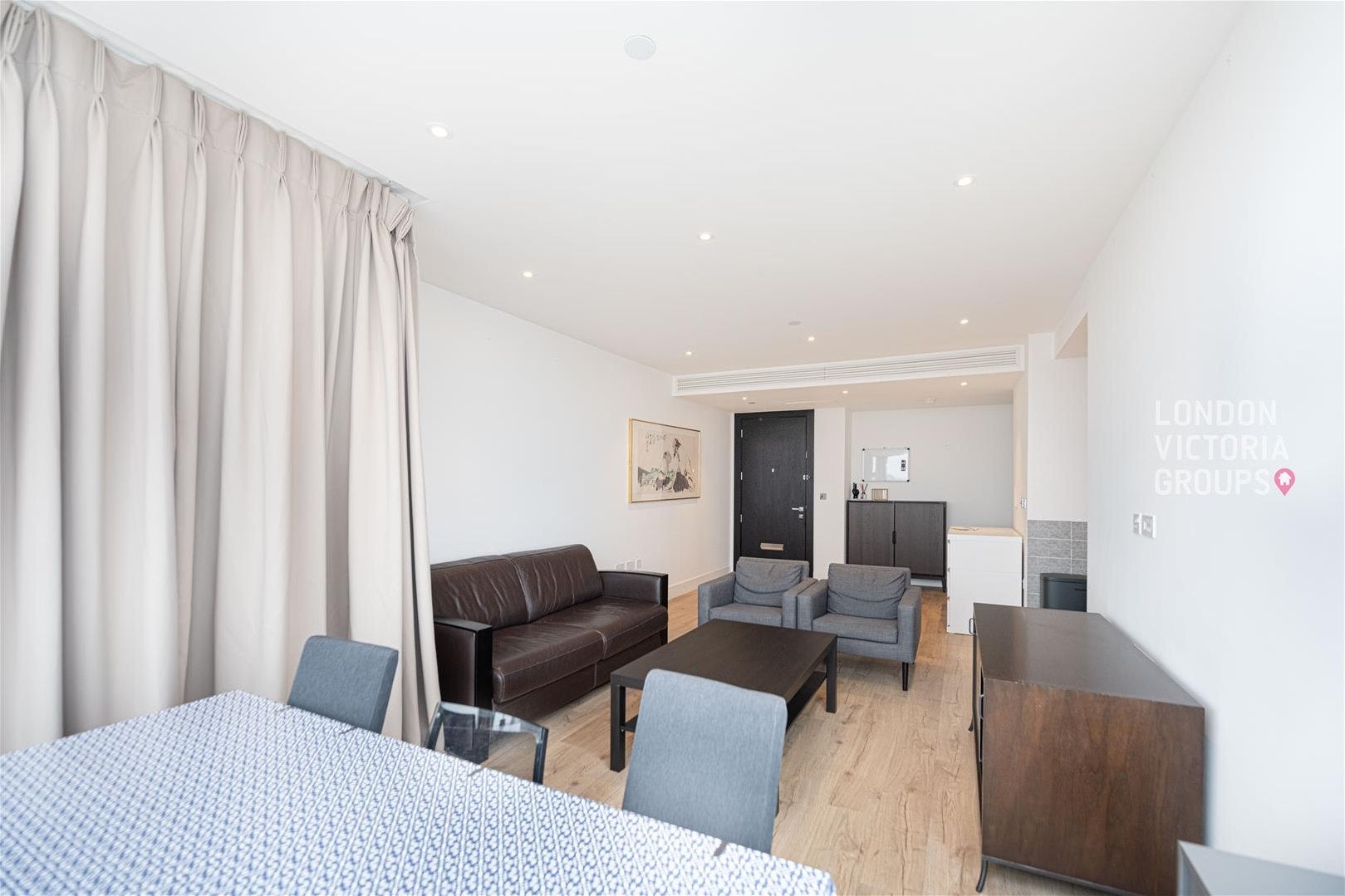 Flat Piazza Walk in Greater London