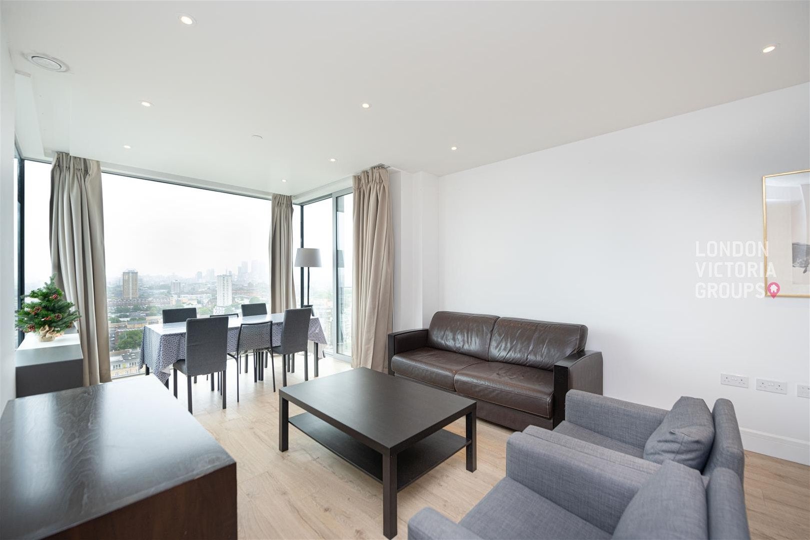 Flat Piazza Walk in Greater London
