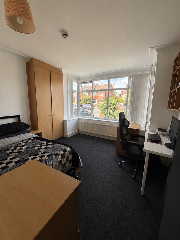 Room St Anne's Road in Leeds