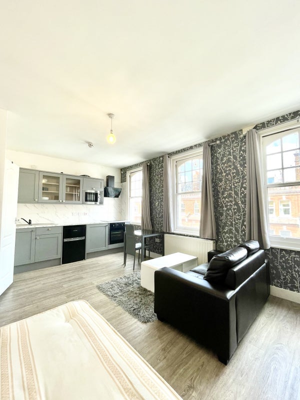 Flat St Andrew's Road in Greater London