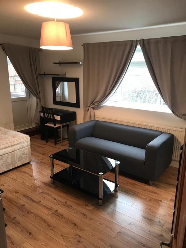 Room Colney Hatch Lane in Greater London
