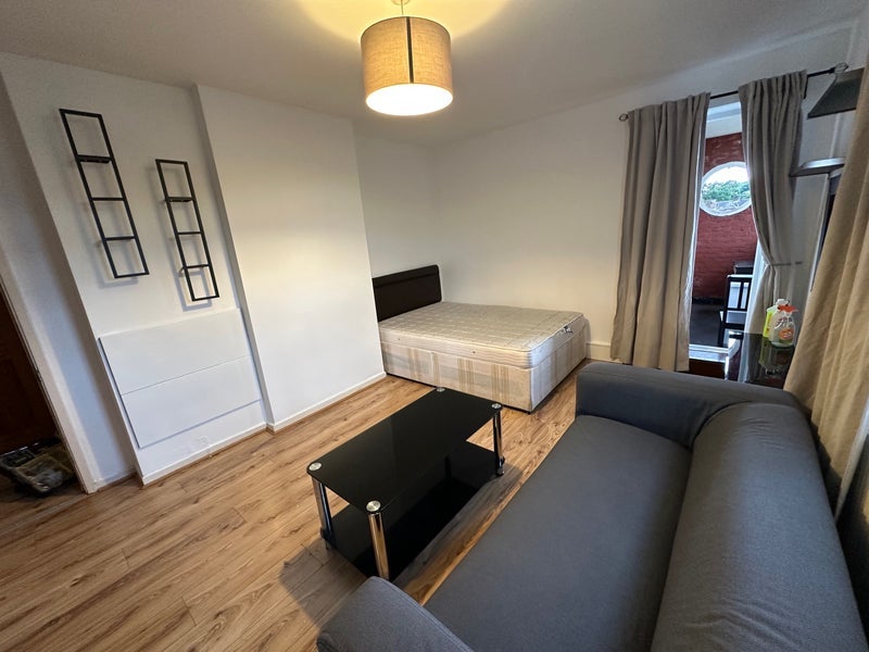 Room Colney Hatch Lane in Greater London