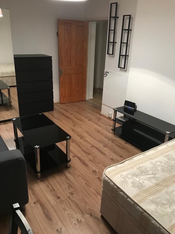 Room Colney Hatch Lane in Greater London