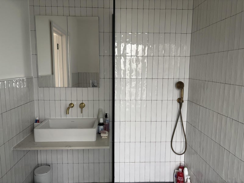 Room Downhills Park Road in Greater London