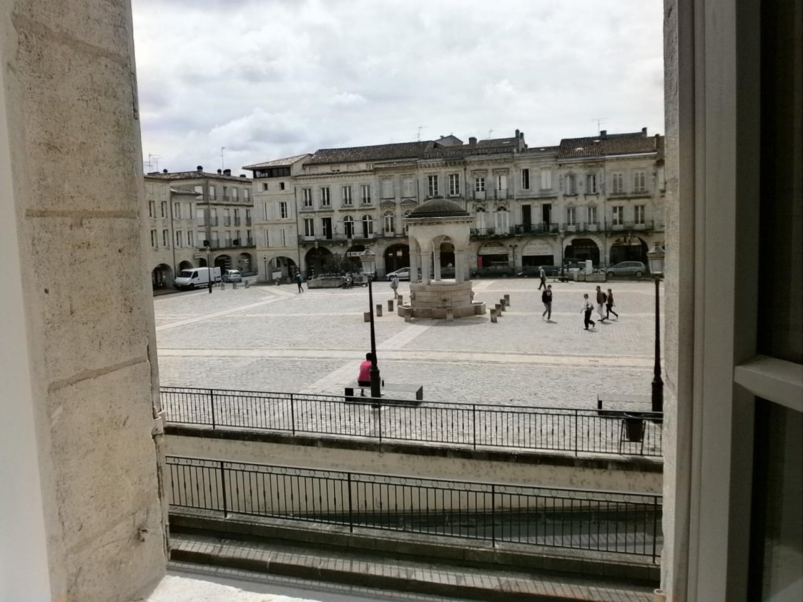 Flat Place de la Mairie in Fronsac