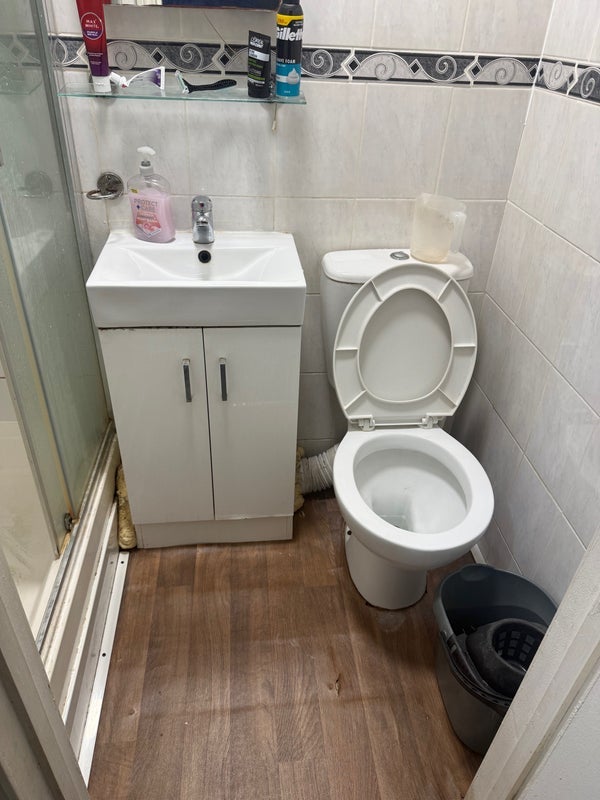 Room Romford Road in Greater London