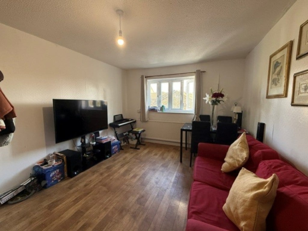 Flat Dromey Gardens in Greater London
