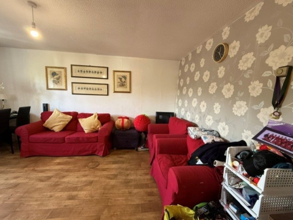 Flat Dromey Gardens in Greater London
